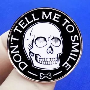 Spilla rotonda in smalto con teschio e slogan Don't Tell Me To Smile su blu