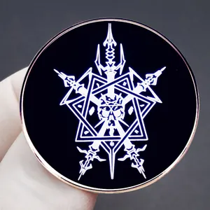 Broche du groupe de rock Celtic Frost avec motif de crâne et épées pour sacs à dos
