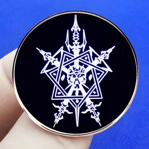 Broche gothique en métal avec crâne et géométrie trident sur fond bleu marine