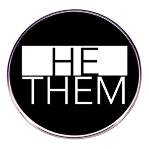 Chapa circular minimalista en blanco y negro con texto de pronombres HE y THEM