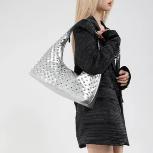 Sac hobo punk argenté pour femmes avec finition miroir métallique et rivets stylés