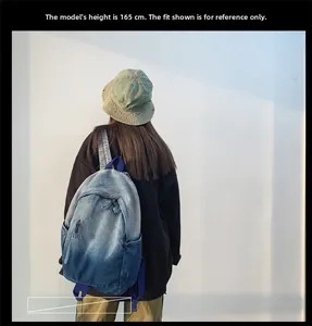 Sac à dos en denim dégradé bleu sur mannequin de 165cm montrant la taille réelle