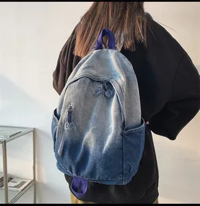 Détails du sac à dos en jean délavé dégradé avec sangles violettes et poches latérales
