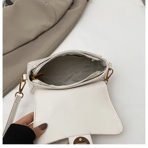 Vue détaillée de l'intérieur du sac blanc avec doublure logo grise et finitions dorées