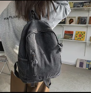 Vue arrière du sac à dos en jean noir délavé avec détails de fermeture à franges