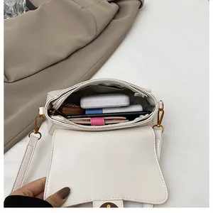 Vue intérieure du petit sac à bandoulière montrant l'espace pour téléphone et accessoires