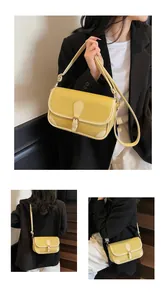 Sac bandoulière jaune pâle à texture litchi présenté porté à la main et à l'épaule