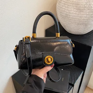 Sac Bandoulière Vintage en Cuir PU pour Femmes Petit Sac Carré Brillant de Luxe Avec Fermoir Tournant en Métal Doré