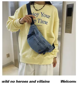 Detail der hellblauen Denim-Umhängetasche mit verstellbarem Gurt und Metall-Zippern
