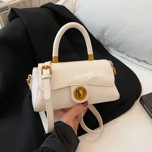 Petit sac à main blanc brillant avec fermoir doré et bandoulière fine chic