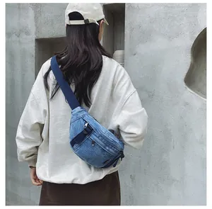 Detail der gewaschenen Denim-Brusttasche mit verstellbarem Gurt als Outdoor-Umhängetasche