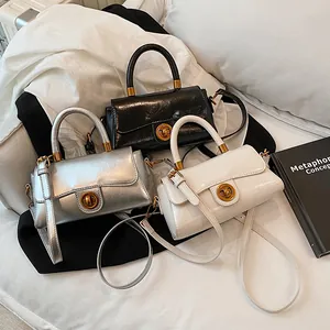 Sacs bandoulière rétro minimalistes en cuir verni noir, argent et blanc avec fermoir anneau