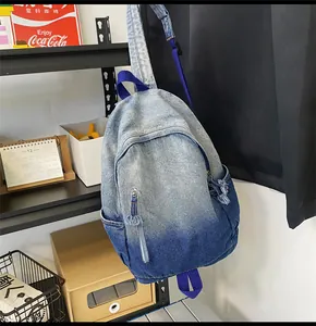 Vue macro du tissu denim délavé dégradé avec fermeture éclair à franges sur le sac