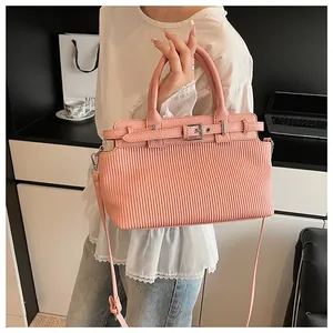 Dettaglio borsa retrò rosa con texture stropicciata, fibbia argento e tracolla regolabile