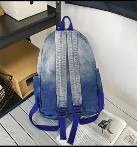 Détail du dos du sac à dos en jean dégradé avec bretelles réglables et poignée