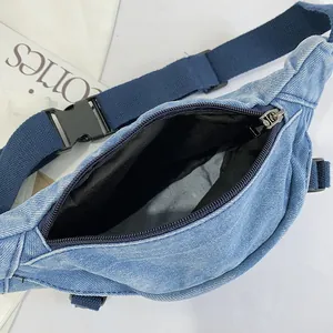 Marsupio in denim blu con tracolla regolabile e interno spazioso per l'uso quotidiano casual