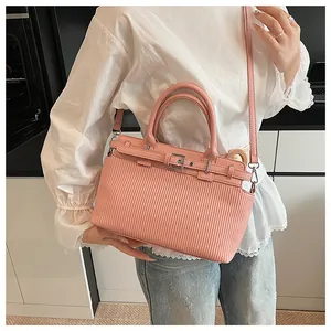 Dettaglio borsa in pelle rosa a pieghe con fibbia argento e trama verticale in superficie