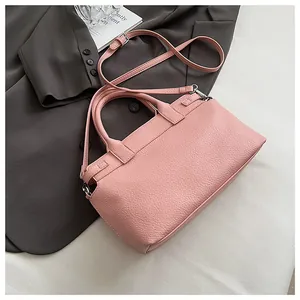 Borsa a mano rosa in pelle a grana litchi con doppi manici e dettagli in metallo argento