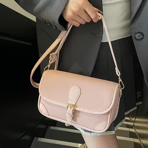 Sac à bandoulière en cuir rose à texture litchi avec accessoires dorés pour femme