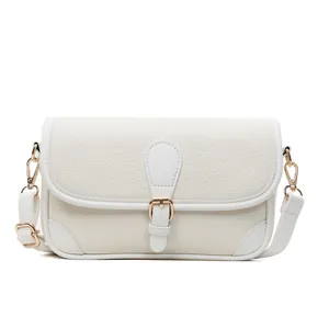 Petit sac bandoulière beige chic à texture litchi avec détails dorés pour femme