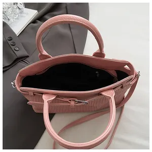 Dettaglio della borsa a mano pieghettata rosa con fodera interna e tasca con cerniera