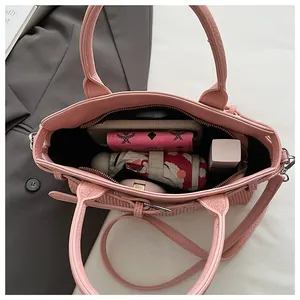 Interno spazioso della borsa in pelle rosa con spazio per oggetti di uso quotidiano