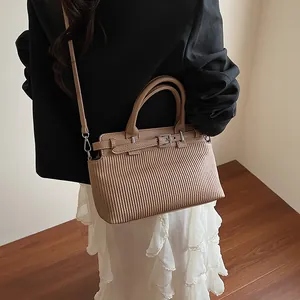 Elegante borsa a mano in pelle kaki a pieghe con doppi manici e tracolla sottile