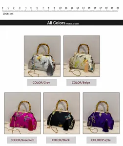 Detalle de bolsos de seda bordados con asas de bambú, borlas y escala de medición