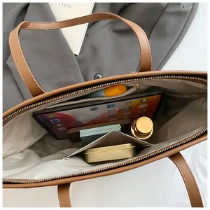Vue détaillée de l'intérieur d'un grand sac cabas en denim avec poches de rangement