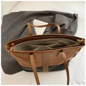 Détail de l'intérieur du grand cabas avec poches zippées et texture en laine bicolore