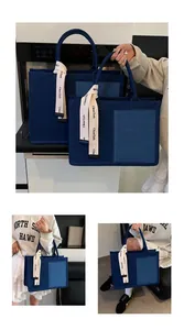 Dettaglio della borsa tote in denim con patchwork blu e nastro in due misure