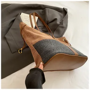 Vue détaillée du grand sac cabas en patchwork avec des textures en denim et en cuir