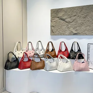Minimalistische Lederhandtaschen mit silbernen Ösen und Nieten in zwölf trendigen Farben
