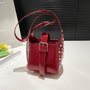 Sac Seau à Rivets à la Mode pour Femmes en Cuir PU Style Punk Sac à Épaule Tendance de Rue avec Boucle Métallique