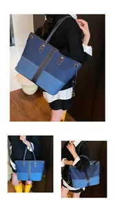 Détail du sac fourre-tout en denim contrasté avec sangle en cuir et anneau doré
