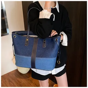 Détail du sac cabas en jean avec patchwork bleu et une fine bandoulière en cuir