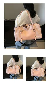 Detalle del bolso de viaje rosa con textura de mármol, bolsillo de piel y logo