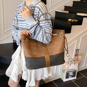Sac fourre-tout rétro en denim contrasté avec grande capacité et anses en cuir sur mannequin