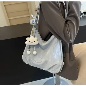 Détail du sac hobo plissé bleu clair avec breloque nuage et logo MUON SHARK