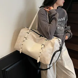 Bolsa de viaje grande para mujer en color crema con correa ajustable y diseño elegante