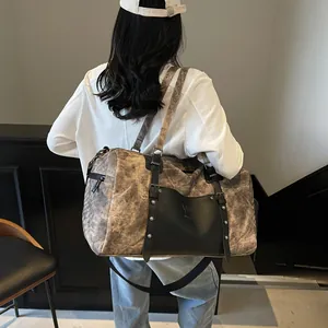 Bolsa de viaje retro de gran capacidad con textura vintage y correas de cuero negro en modelo