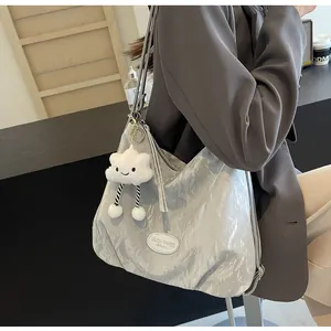 Détail du sac cabas métallisé argenté avec texture plissée et charm nuage blanc