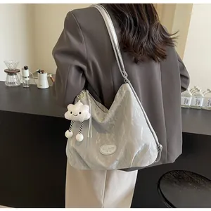 Détails du sac à bandoulière plissé gris clair avec breloque nuage en peluche