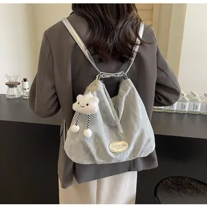 Détail du sac à bandoulière en cuir verni plissé argenté avec un charme de nuage blanc
