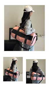 Montaggio a tre viste di borsa sportiva rosa e nera con tracolle in nylon leggero