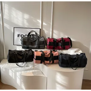 Dettaglio di borse da fitness impermeabili multicolore con tessuto testurizzato e cinghie