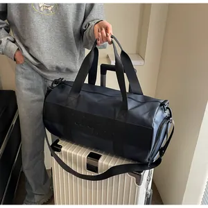 Dettaglio del borsone blu navy con tessuto ad alta densità e tracolla larga