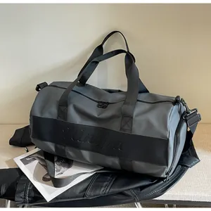 Vista laterale di una borsa da palestra grigia con cinturini neri e logo Ningjia