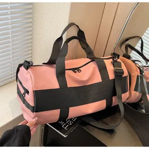 Dettaglio borsa sportiva rosa con cinghie nere e tracolla regolabile
