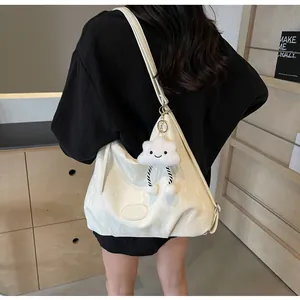 Grand sac à bandoulière blanc en cuir PU avec charm nuage en peluche porté par le modèle